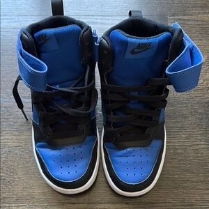 NIKE YOUTH COURT BOROUGH, SIZE 5 - WORN 2-3X!